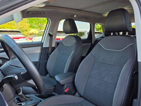 Used 2023 Volkswagen Taos SE w/ Panoramic Sunroof Package FWD image 25