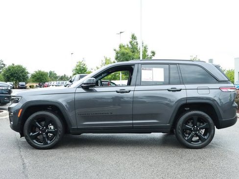 Used 2024 Jeep Grand Cherokee Limited w/ Black Appearance Package RWD image 9