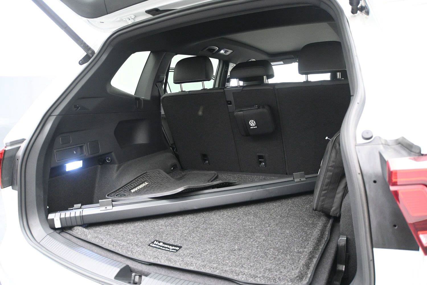 Certified 2024 Volkswagen Tiguan SE R-Line AWD/4WD image 12