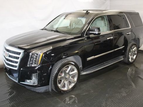 Used 2017 Cadillac Escalade Luxury AWD/4WD image 3