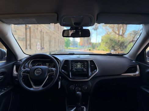 Used 2016 Jeep Cherokee Sport FWD image 10