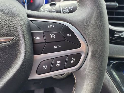 Used 2025 Chrysler Pacifica Select FWD image 13