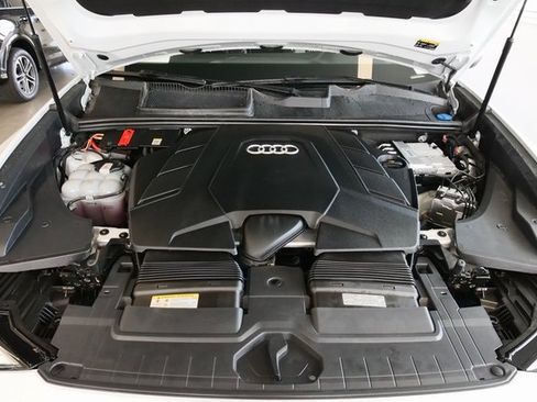 Used 2023 Audi Q8 Premium image 9