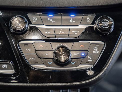 Used 2025 Chrysler Pacifica Select FWD image 27