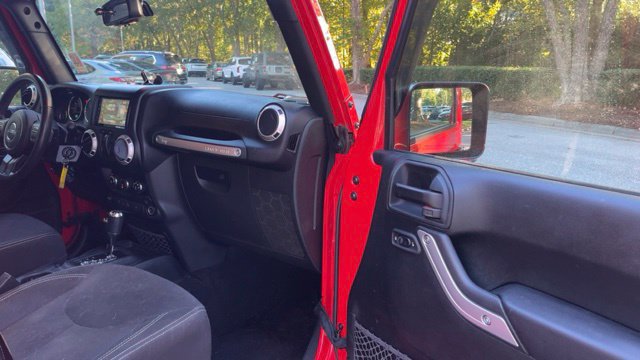 Used 2018 Jeep Wrangler Sahara w/ Connectivity Group AWD/4WD image 12