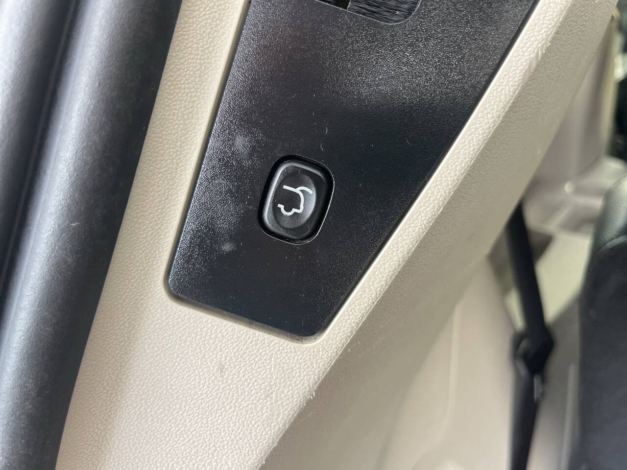Used 2015 Chrysler Town & Country Touring FWD image 29