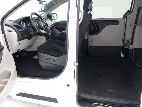 Used 2014 Dodge Grand Caravan SXT w/ Rear Park Assist Package image 17