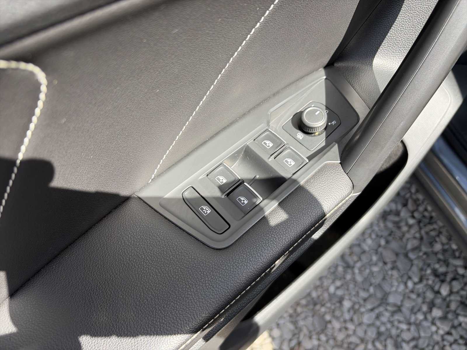 Used 2023 Volkswagen Tiguan SE w/ Panoramic Sunroof Package FWD image 15