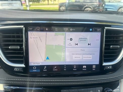 Used 2024 Chrysler Pacifica Limited image 16