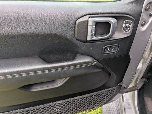 Used 2018 Jeep Wrangler Unlimited Sahara AWD/4WD image 14