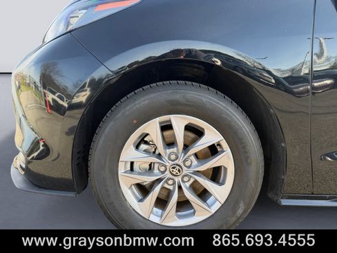 Used 2024 Toyota Sienna LE FWD image 9
