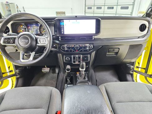 Used 2024 Jeep Wrangler Unlimited Sahara AWD/4WD image 24