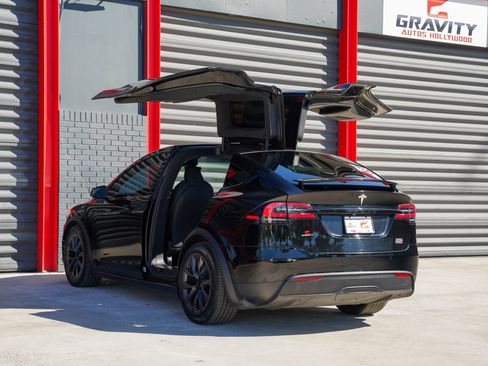 Used 2022 Tesla Model X Plaid image 3