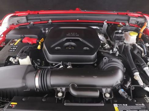 Used 2025 Jeep Wrangler Unlimited Sahara w/ Safety Group image 15