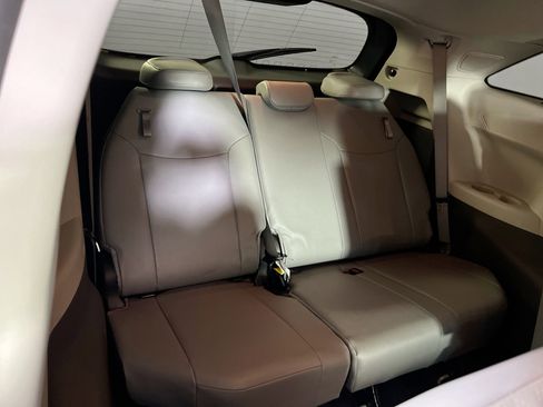 Used 2022 Toyota Sienna Limited image 28