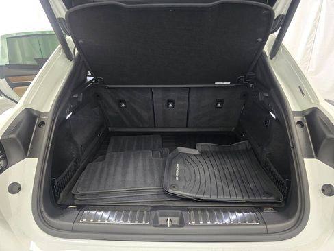 Certified 2025 Porsche Macan Electric image 12