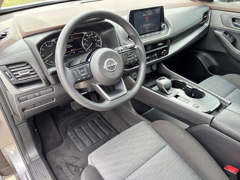 Used 2023 Nissan Rogue SV image 4