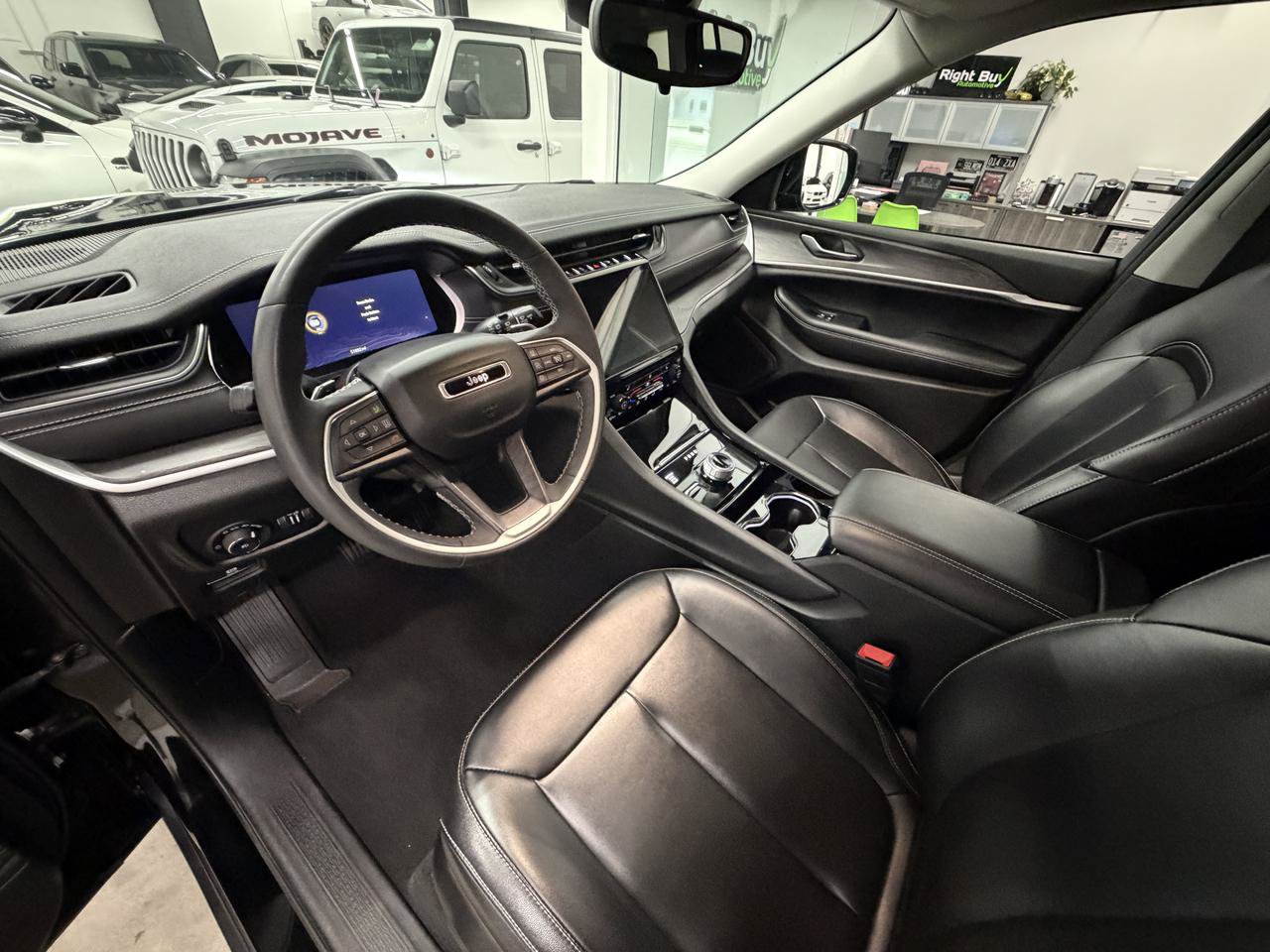 Used 2023 Jeep Grand Cherokee L Limited AWD/4WD image 10