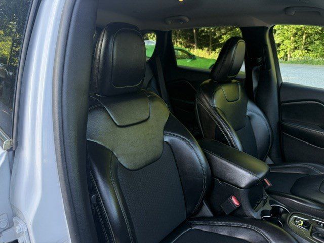 Used 2019 Jeep Cherokee Latitude Plus AWD/4WD image 13