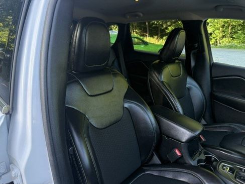 Used 2019 Jeep Cherokee Latitude Plus AWD/4WD image 13