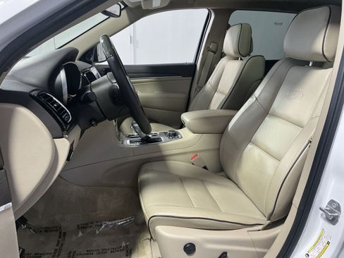 Used 2019 Jeep Grand Cherokee Overland AWD/4WD image 14
