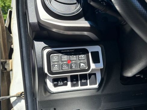 Used 2022 Toyota Tacoma SR5 AWD/4WD image 23