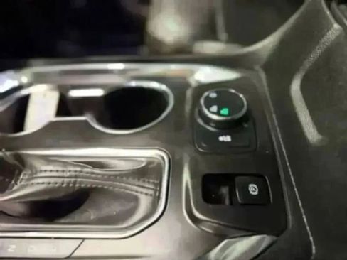 Used 2021 Chevrolet Traverse LT w/ LT Premium Package image 25