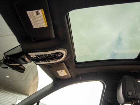 Certified 2023 Porsche Macan Turbo image 28