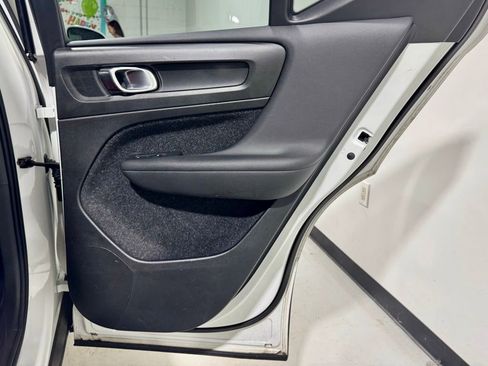 Used 2019 Volvo XC40 T5 Momentum image 29