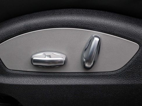 Used 2023 Porsche Macan Turbo AWD/4WD image 27