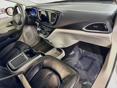 Used 2023 Chrysler Pacifica Touring-L FWD image 33