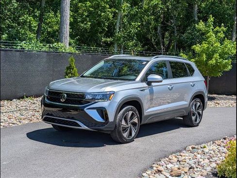 Certified 2024 Volkswagen Taos SE w/ Panoramic Sunroof Package image 1