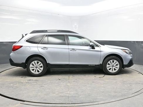 Used 2018 Subaru Outback 2.5i Premium image 8