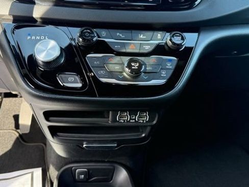 Used 2025 Chrysler Pacifica Select image 26