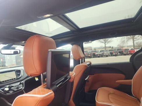 New 2026 Chrysler Pacifica Pinnacle FWD image 2