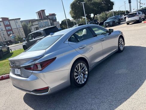 Used 2022 Lexus ES 300h Ultra Luxury w/ Accessory Package 2 FWD image 5
