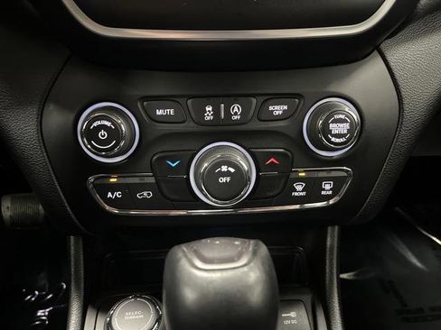 Used 2020 Jeep Cherokee Latitude Lux w/ Quick Order Package 26H Lux image 17