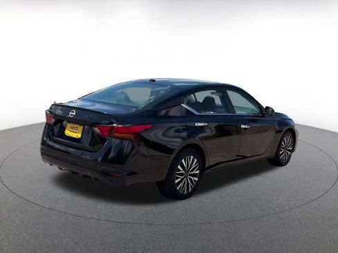 Used 2025 Nissan Altima 2.5 SV FWD image 12