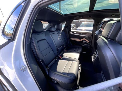Used 2024 Porsche Cayenne AWD/4WD image 27