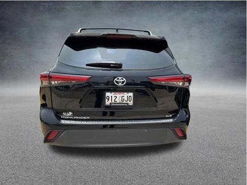 Used 2023 Toyota Highlander XLE FWD image 5