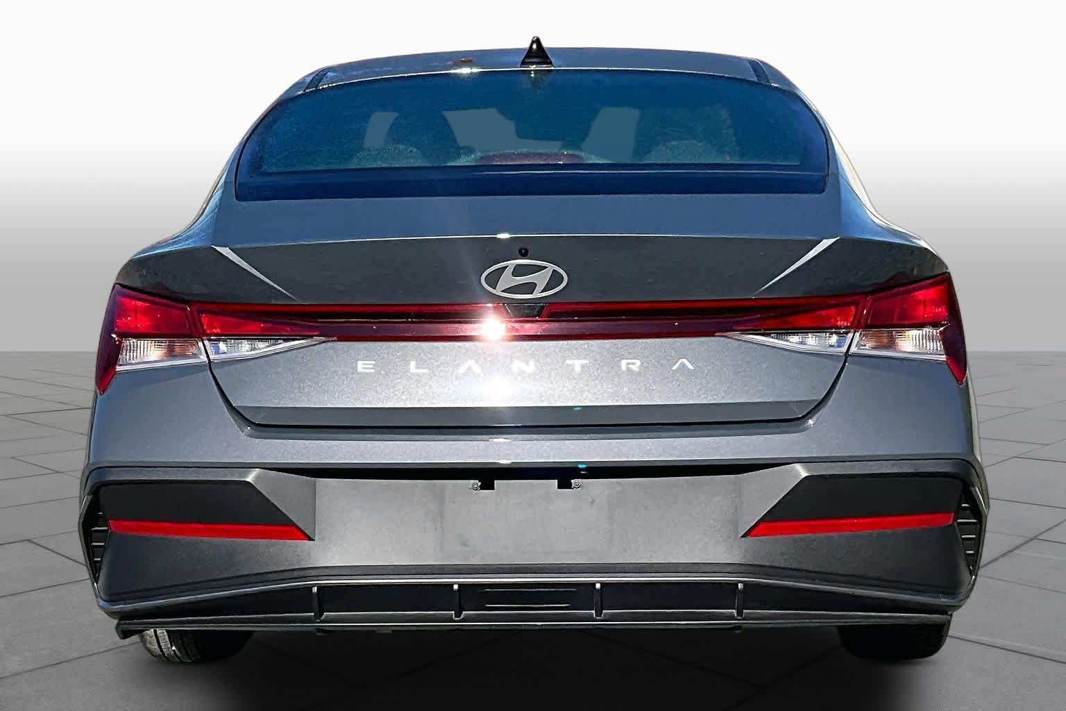 Used 2026 Hyundai Elantra SE FWD image 5