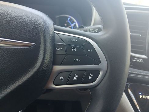 Used 2024 Chrysler Pacifica Select image 12