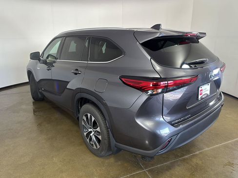 Used 2021 Toyota Highlander XLE AWD/4WD image 12