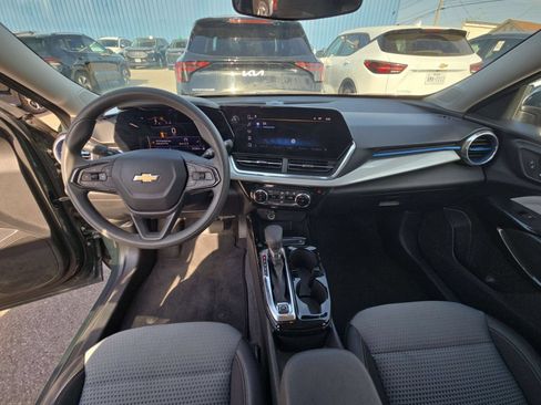 Used 2025 Chevrolet Trax LT FWD image 12