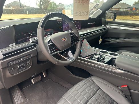 Used 2025 Cadillac Escalade ESV V w/ LPO, ONYX Package image 19