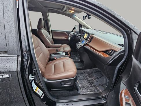Used 2017 Toyota Sienna Limited Premium image 25