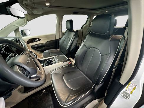 Used 2023 Chrysler Pacifica Limited image 15
