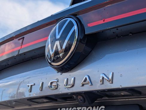 Used 2025 Volkswagen Tiguan SE FWD image 31