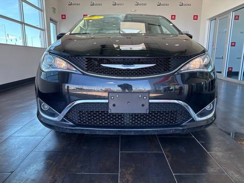 Used 2019 Chrysler Pacifica Touring Plus w/ Tire & Wheel Group FWD image 2
