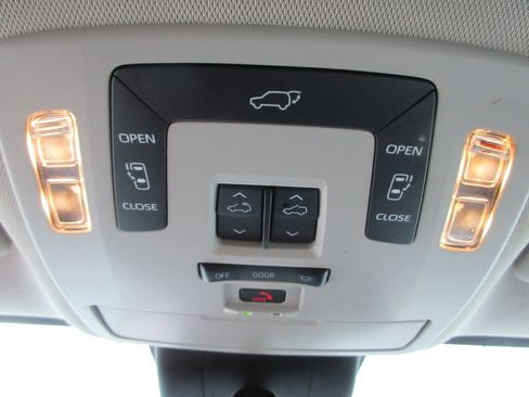 Used 2022 Toyota Sienna XLE AWD/4WD image 31